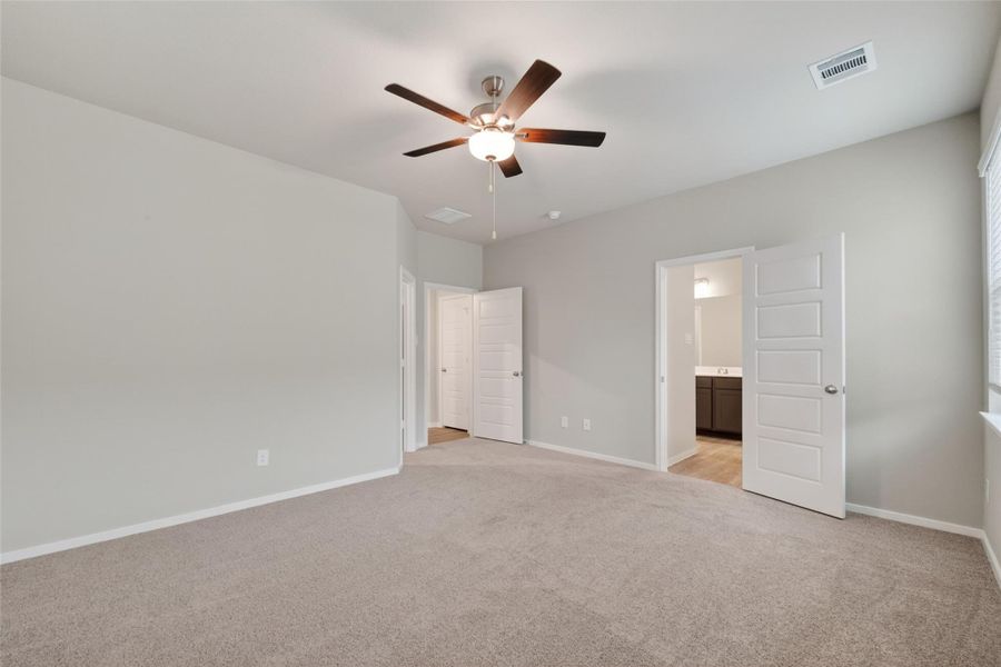 Spacious, unfurnished interior of a new home in Rollingbrook Estates, Baytown (Image 32).