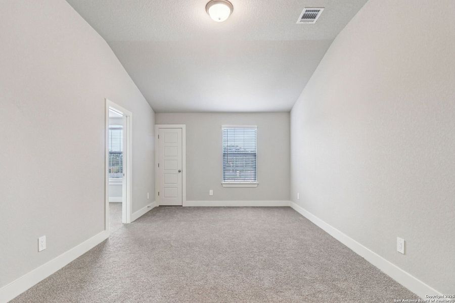 Spacious, unfurnished interior of a new home in Thomas Pond, San Antonio (Image 41). Spacious, unfurnished interior of a new home in Thomas Pond, San Antonio (Image 41).