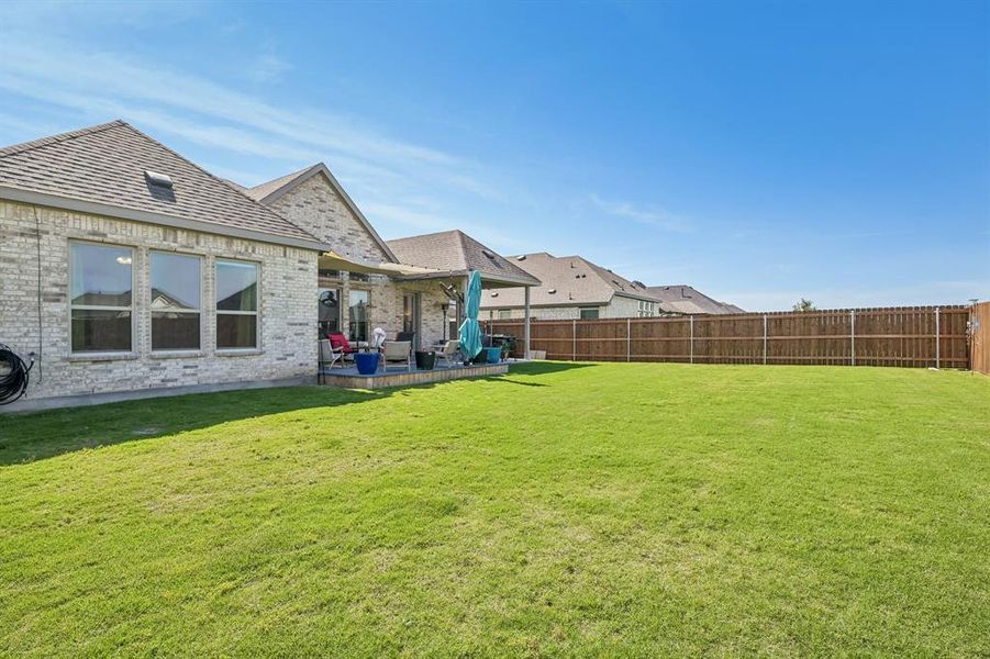 Exterior details and patio area of a home in Ridge Crossing, Waxahachie (Image 25).
