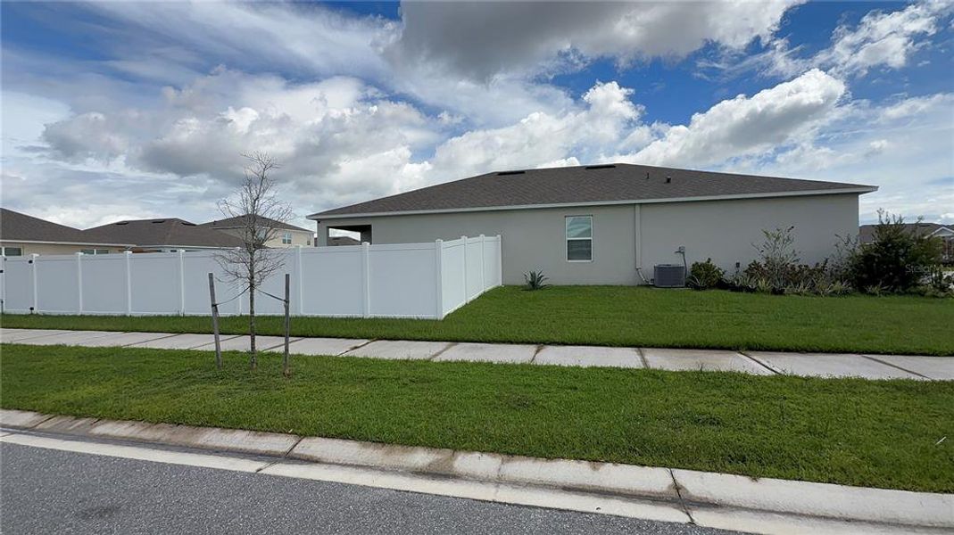 Front exterior of a new home in , Kissimmee, FL, highlighting curb appeal (Image 21).