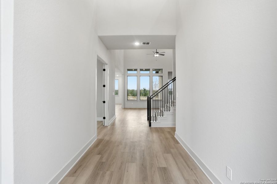 Spacious, unfurnished interior of a new home in Haby Hill 50s, San Antonio (Image 21).