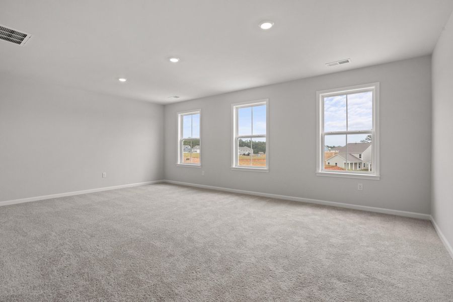 Spacious, unfurnished interior of a new home in , Seneca (Image 20).
