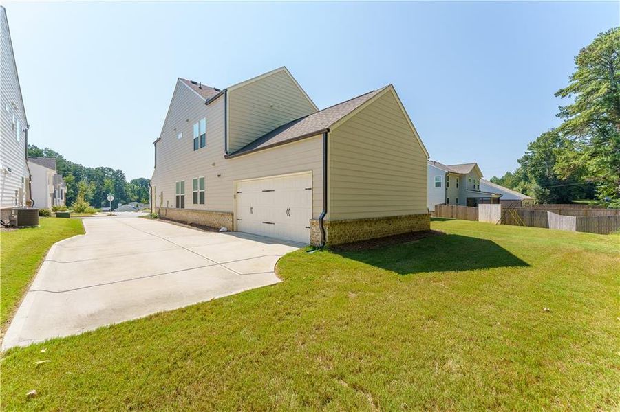Exterior details and patio area of a home in Edenglen, Buford (Image 33).