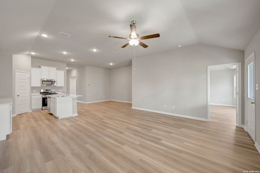 Spacious, unfurnished interior of a new home in Mesquite Ridge, San Antonio (Image 35).