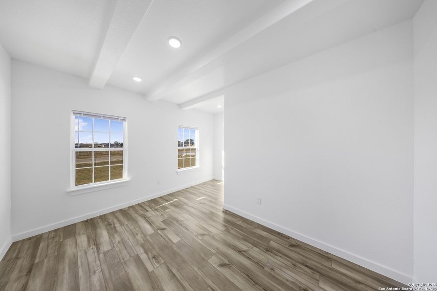 Spacious, unfurnished interior of a new home in , Floresville (Image 19).
