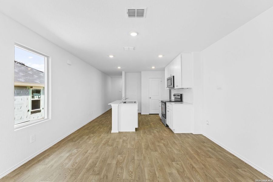 Spacious, unfurnished interior of a new home in Arroyo Ranch, Seguin (Image 13).