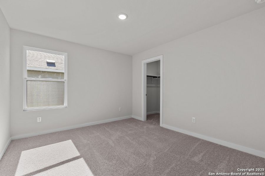 Spacious, unfurnished interior of a new home in Spring Creek, San Antonio (Image 17).