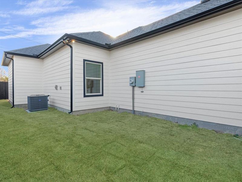 Exterior details and patio area of a home in , West Tawakoni (Image 25).