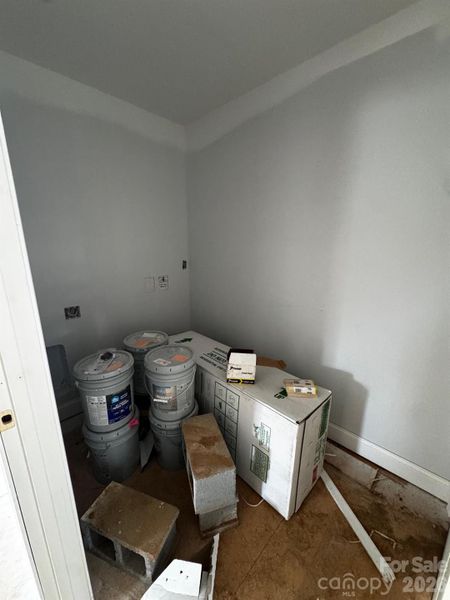 Separate laundry/ mud room