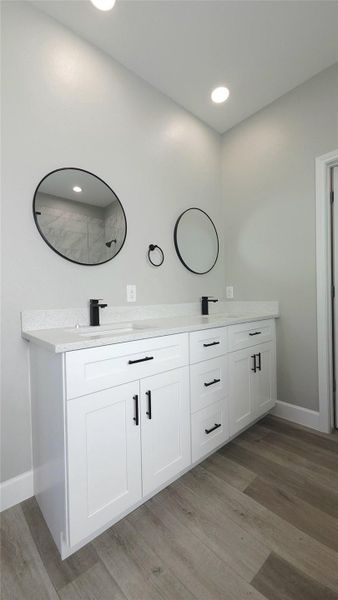 Dual Vanity in the Main Bedroom En Suite Dual Vanity in the Main Bedroom En Suite