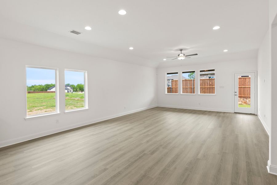 Spacious, unfurnished interior of a new home in Creekside, Royse City (Image 17).