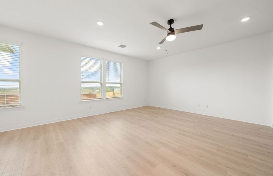 Spacious, unfurnished interior of a new home in Sunfield, Buda (Image 42).