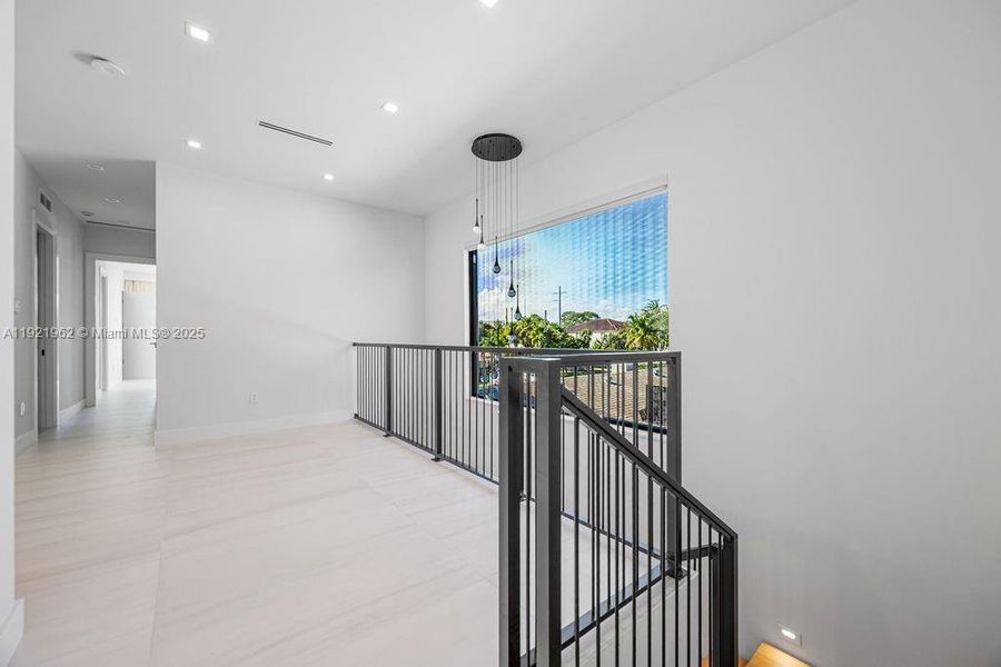 Spacious, unfurnished interior of a new home in , Fort Lauderdale (Image 91).