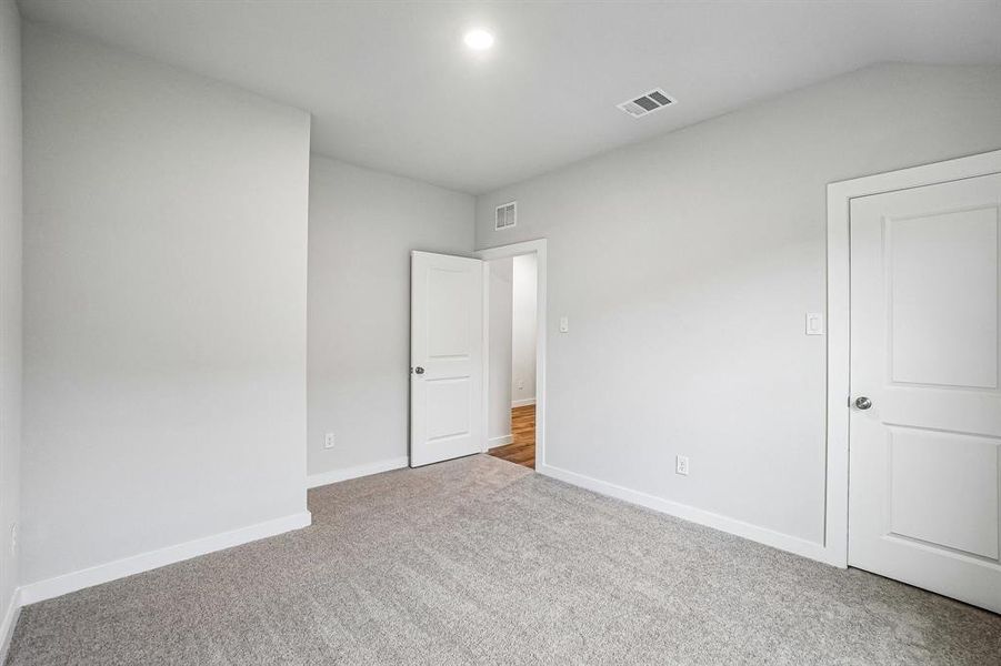Spacious, unfurnished interior of a new home in Middlefield Village, Dallas (Image 33).