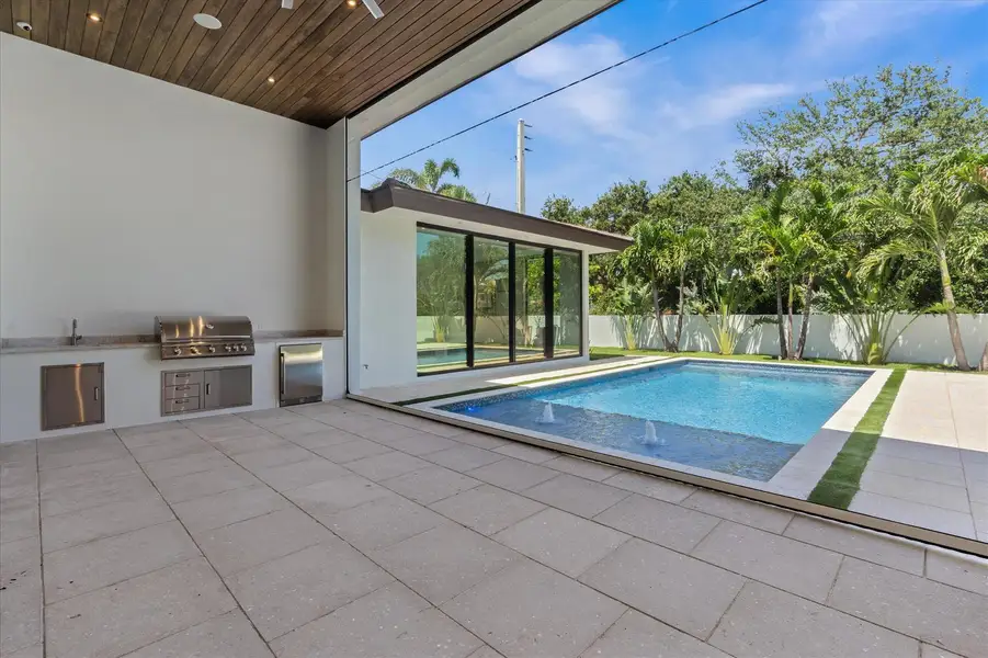 Pool w/ Bubblers Pool w/ Bubblers