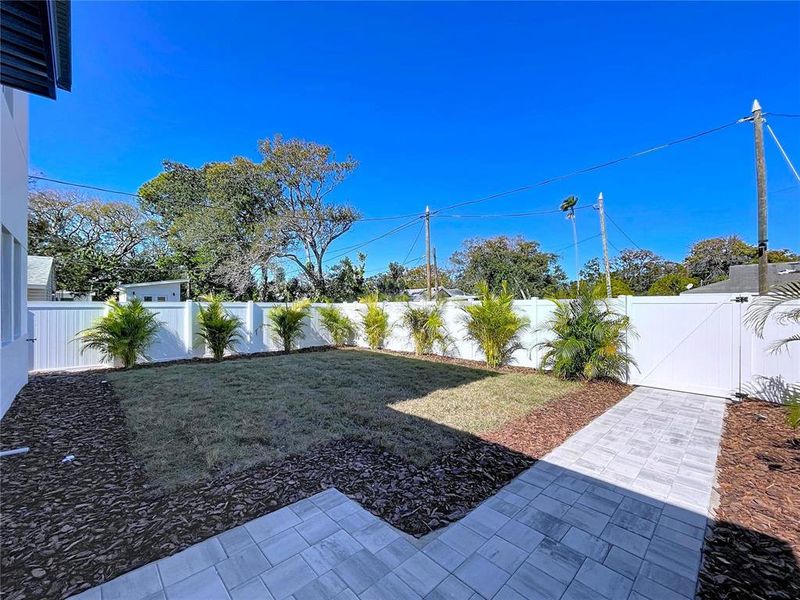 Exterior details and patio area of a home in , St. Petersburg (Image 29).