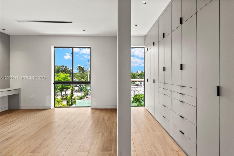 Spacious, unfurnished interior of a new home in , Miami (Image 22).