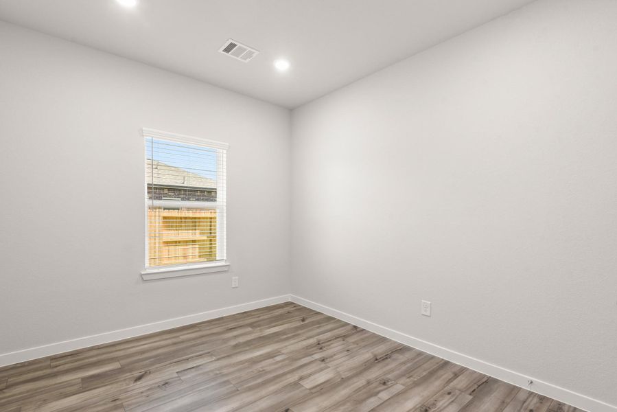 Spacious, unfurnished interior of a new home in Country Creek, Mont Belvieu (Image 19).