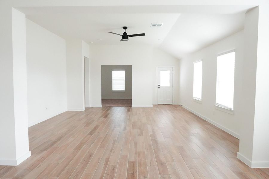 Spacious, unfurnished interior of a new home in Foxtail Palms, Manvel (Image 26).