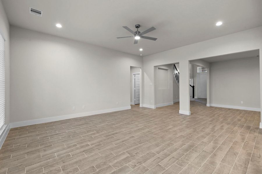 Spacious, unfurnished interior of a new home in Barton Creek Ranch, Conroe (Image 26).