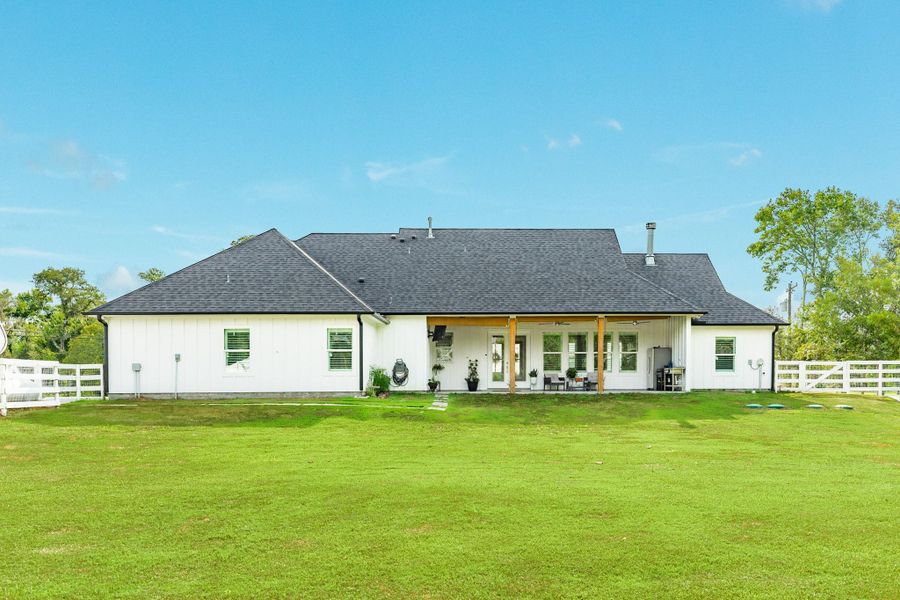 Exterior details and patio area of a home in , Angleton (Image 26).