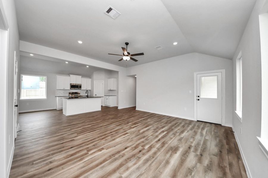 Spacious, unfurnished interior of a new home in The Enclave at Spring Branch, Conroe (Image 20). Spacious, unfurnished interior of a new home in The Enclave at Spring Branch, Conroe (Image 20).