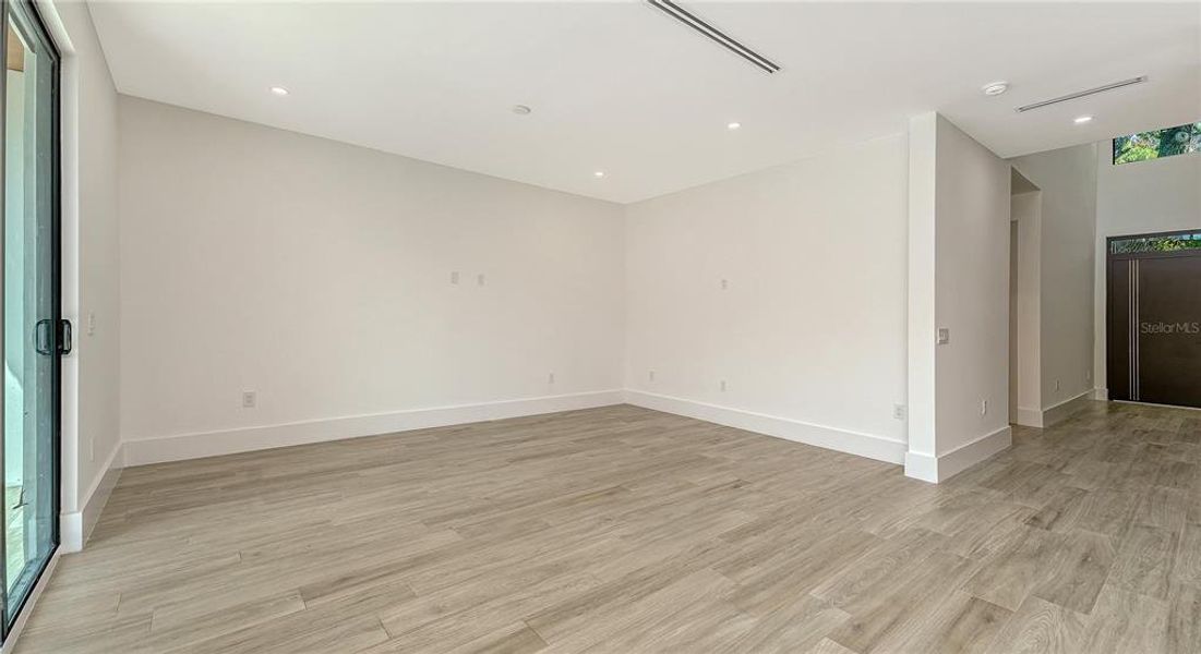 Spacious, unfurnished interior of a new home in , Sarasota (Image 21).