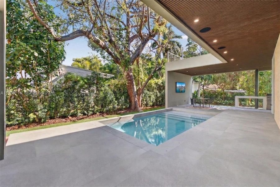 Exterior details and patio area of a home in , Miami (Image 33).