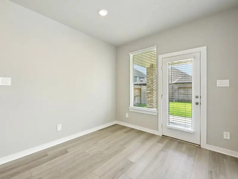 Spacious, unfurnished interior of a new home in Stewart's Ranch, Conroe (Image 13).
