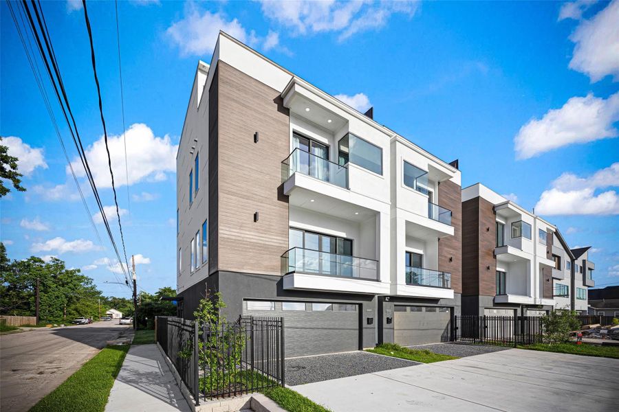 Condo located in Houston, TX showcasing its design and architecture (Image 4).