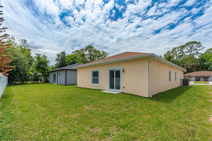 Exterior details and patio area of a home in , Daytona Beach (Image 25).
