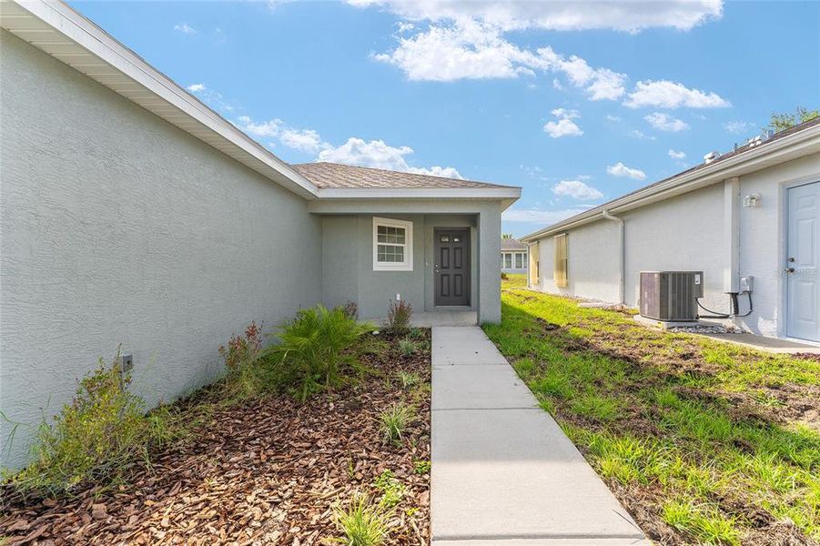 Exterior details and patio area of a home in , Floral City (Image 3).