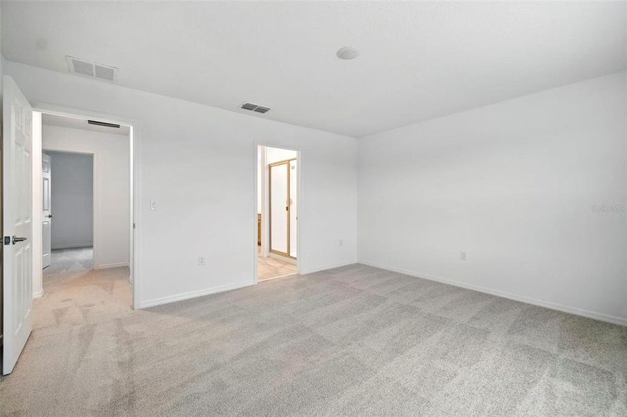 Spacious, unfurnished interior of a new home in Eagletail Landings, Howey-in-the-Hills (Image 12).