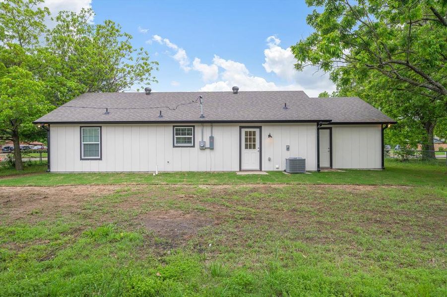 Exterior details and patio area of a home in , Wills Point (Image 18).