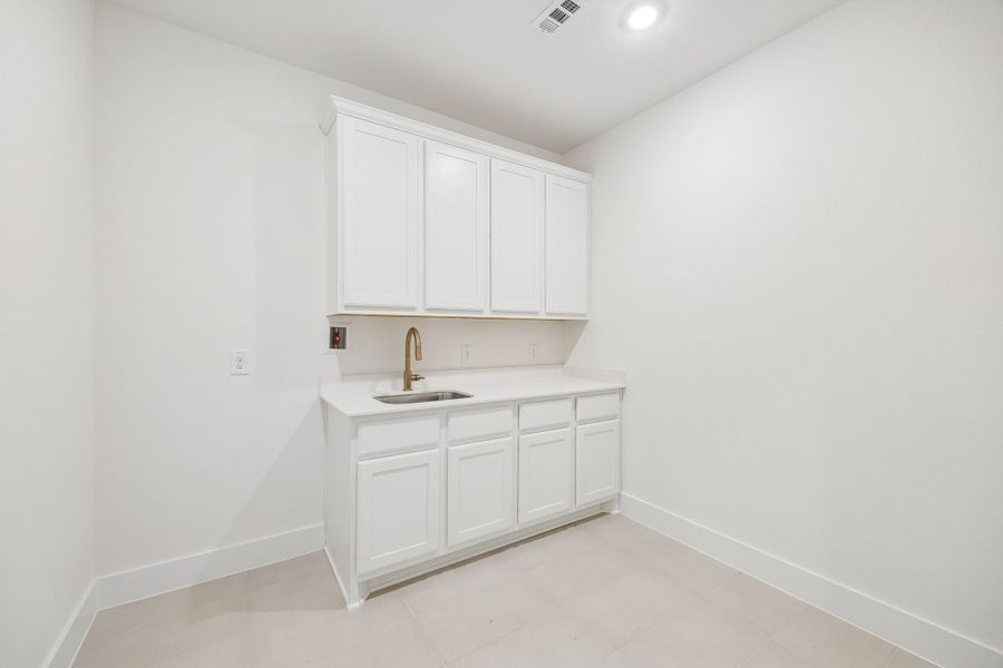 Furnished interior view inside a new home in Lakeway Estates, Waxahachie (Image 16).