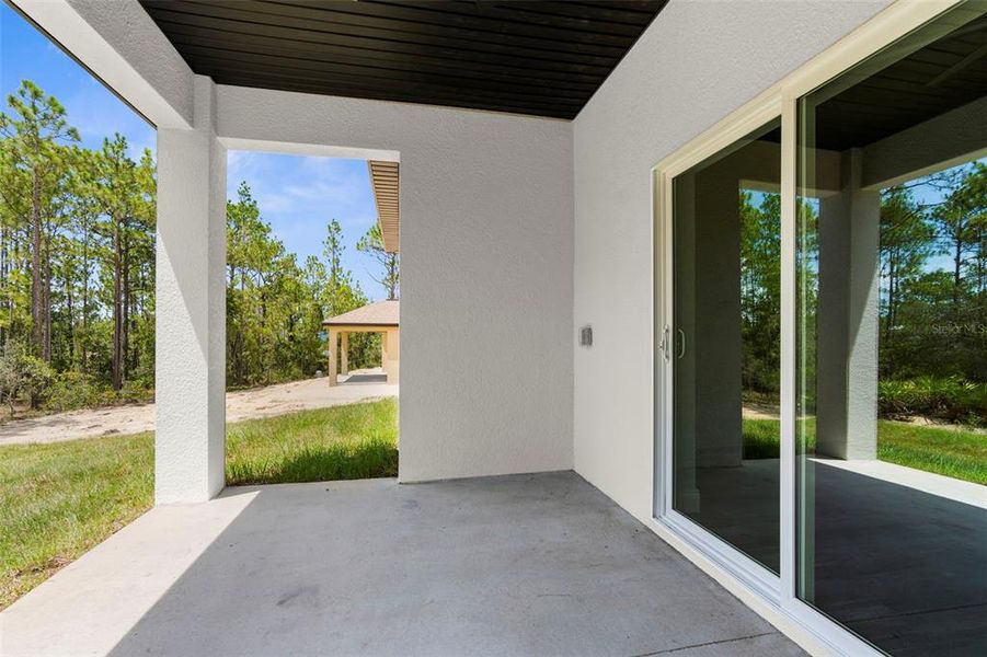 Exterior details and patio area of a home in , Weeki Wachee (Image 4).