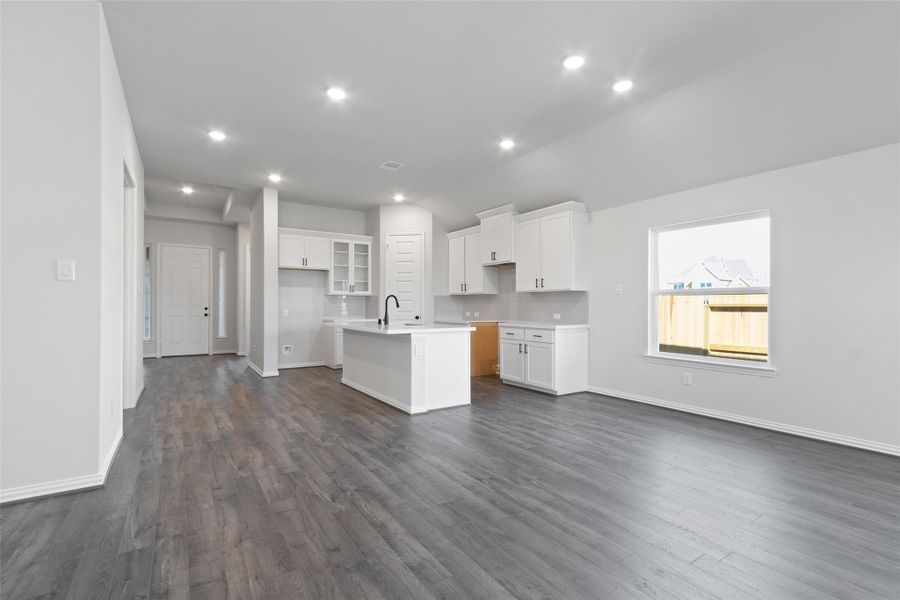 Spacious, unfurnished interior of a new home in Oakwood Estates, Waller (Image 19).