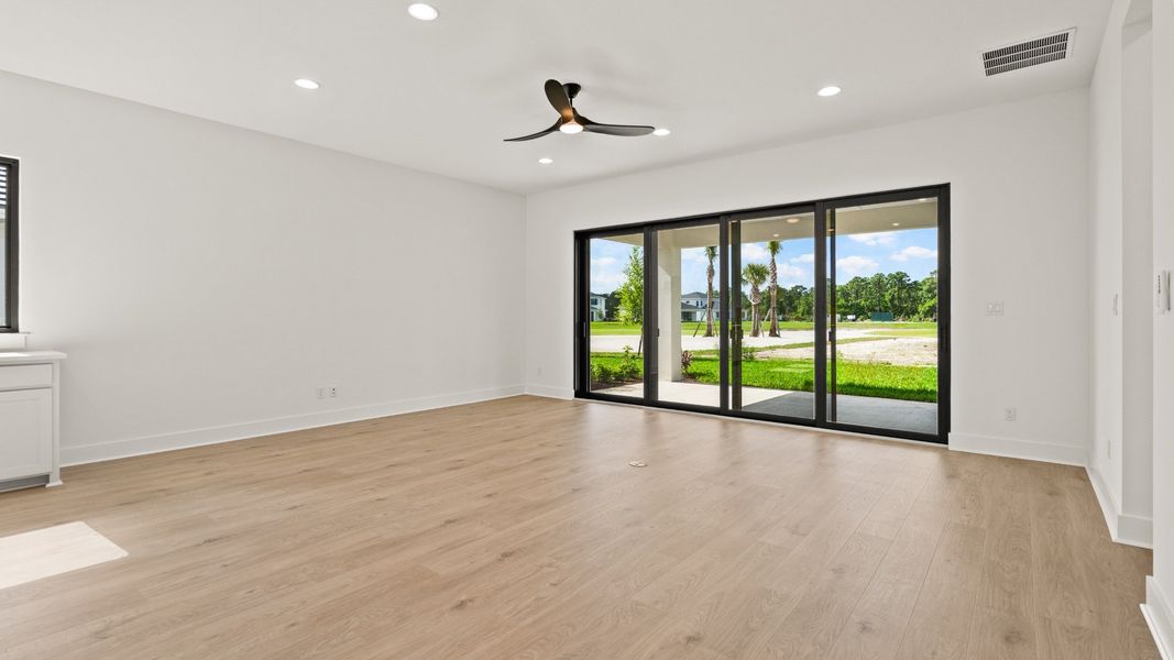 Spacious, unfurnished interior of a new home in Glynlea Country Club, Port St. Lucie (Image 17).