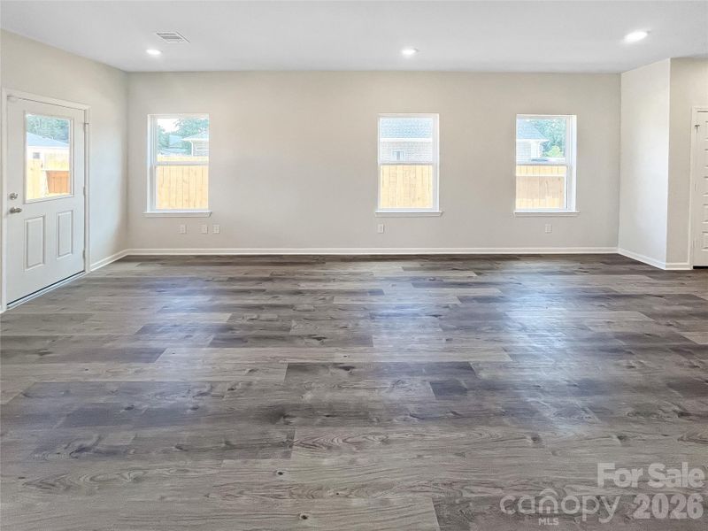 Spacious, unfurnished interior of a new home in Sunset Meadows, Charlotte (Image 14).