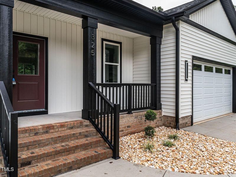 004-1280x960-front-porch