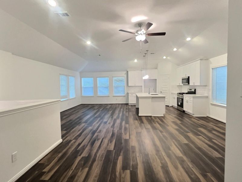 Spacious, unfurnished interior of a new home in , Houston (Image 5).