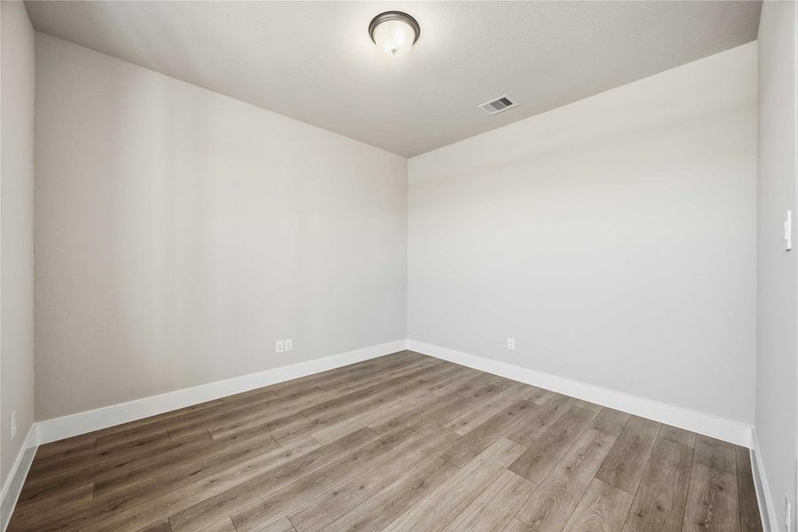 Spacious, unfurnished interior of a new home in Valencia, Manvel (Image 30).