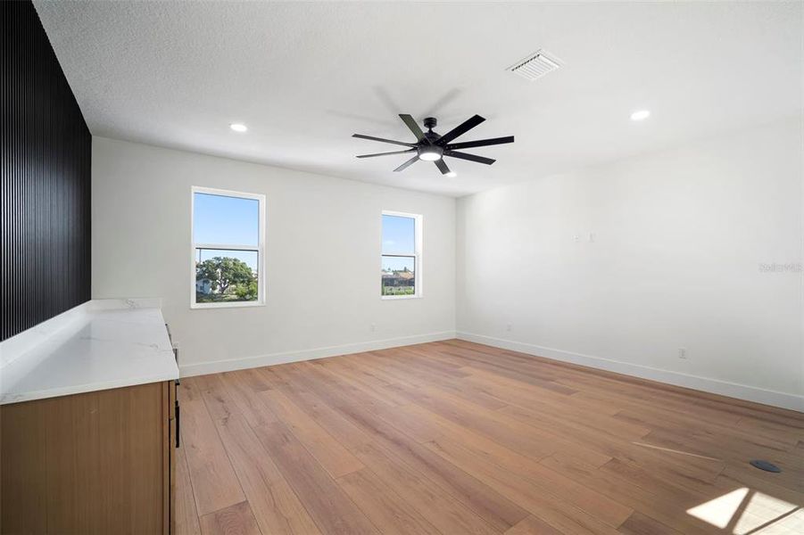Spacious, unfurnished interior of a new home in , Apollo Beach (Image 49).