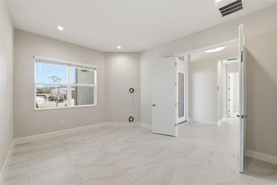 Spacious, unfurnished interior of a new home in Valencia Ridge, Wesley Chapel (Image 15).