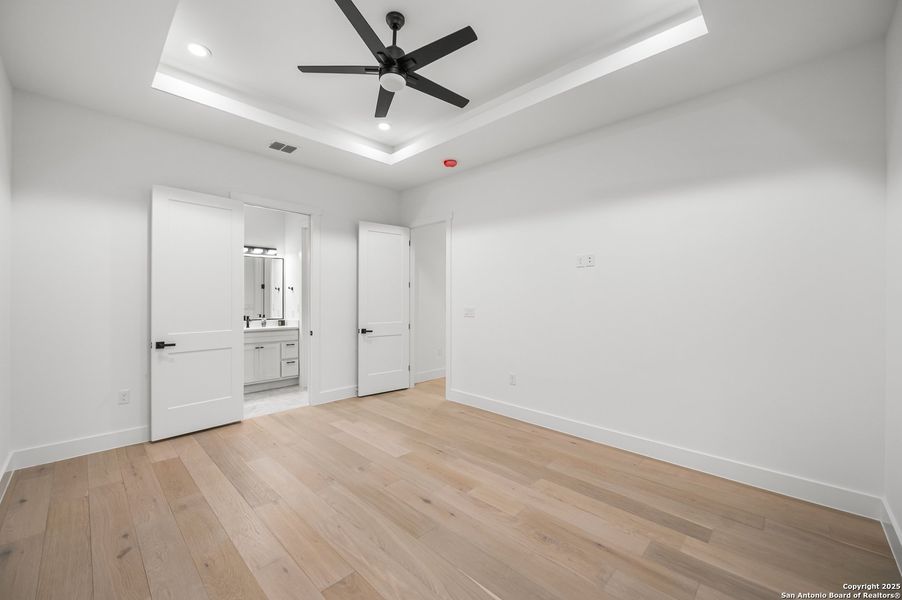 Spacious, unfurnished interior of a new home in , Bandera (Image 39).