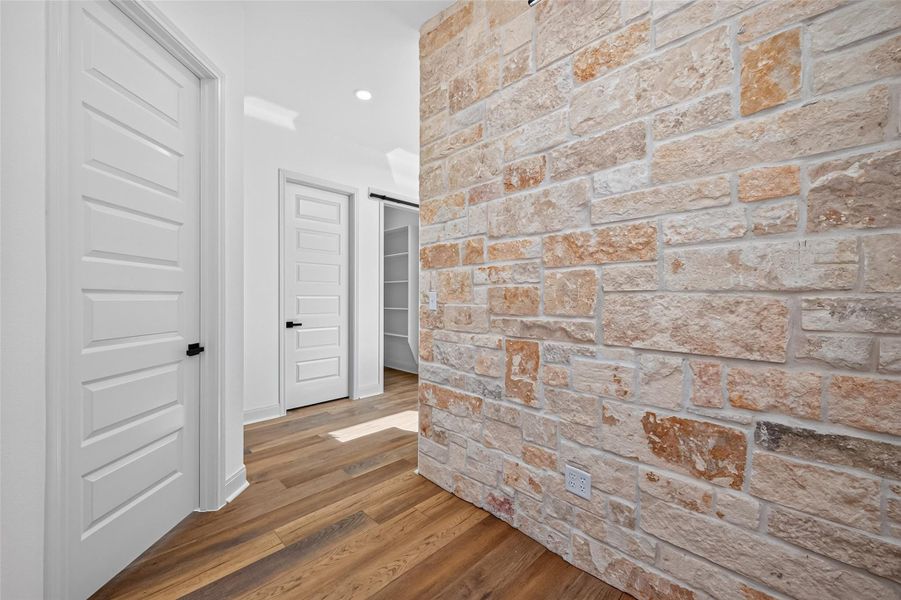 Spacious, unfurnished interior of a new home in , Huntsville (Image 38).