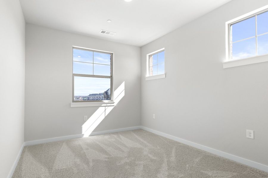 Spacious, unfurnished interior of a new home in Wildridge, Oak Point (Image 25).