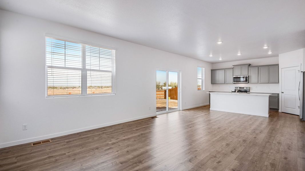 Spacious, unfurnished interior of a new home in Vista Meadows, Fort Lupton (Image 11).