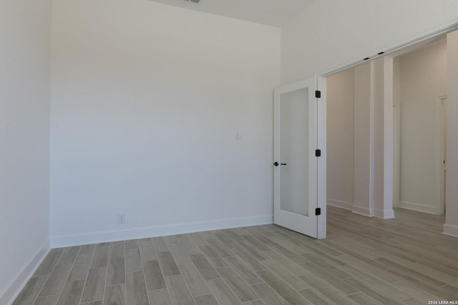 Spacious, unfurnished interior of a new home in Waldsanger, New Braunfels (Image 23).