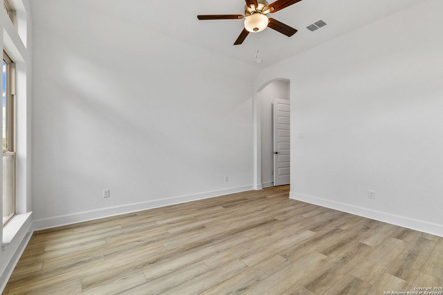 Spacious, unfurnished interior of a new home in Ventana, Bulverde (Image 25).